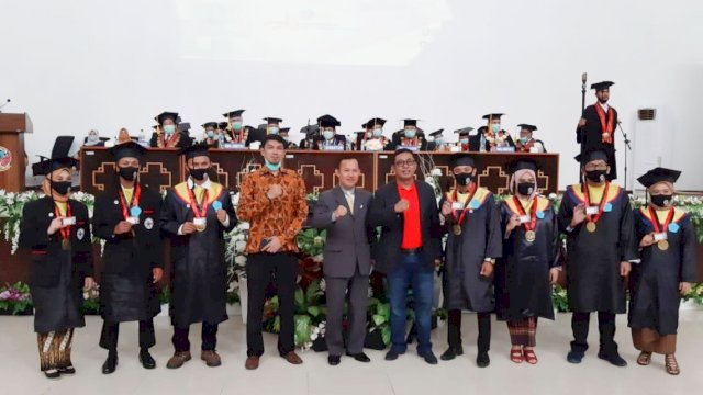 Politeknik Negeri Ujung Pandang (PNUP) melakukan wisuda ke-34 yang diikuti 1.500 mahasiswa, di Auditorium Kampus 2 PNUP, Moncongloe, Maros, Sabtu (10/10/2020).