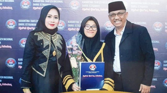 Calon Wakil Bupati Pangkep, Lutfi Hanafi dampingi putrinya Siti Anindya Athiyyah Al-Fitrah. 