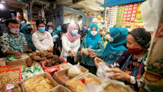 Ketua PKK Sulsel, Lies F Nurdin bersama Ketua PKK Makassar, Rossy Timur Wahyuningsih mengunjungi percontohan pasar sehat, Kamis (8/10/2020).