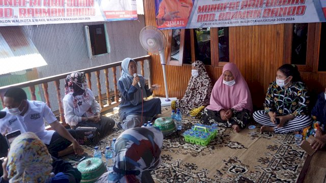 Melinda Aksa mendengarkan keluhan warga terkait persoalan air bersih.