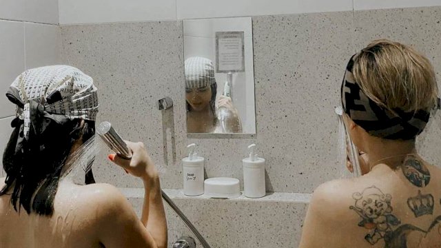 Dinar Candy bersama Nikita Mirzani mengunggah foto tanpa busana.