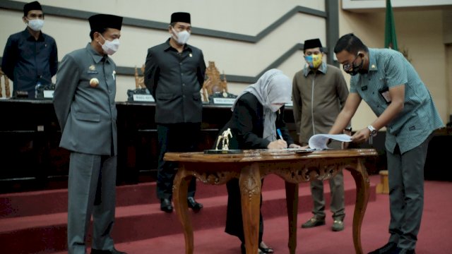 Pimpinan DPRD Makassar menandatangani draf Perda Produk Hukum, saat paripurna, Jumat (23/10/2020)