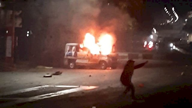 Salah satu Ambulance milik Partai NasDem Makassar dibakar Massa.