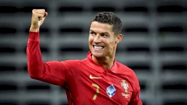 Pesepak bola Portugal Cristiano Ronaldo melakukan selebrasi setelah berhasil mencetak gol ke gawang Swedia dalam laga Group 3 UEFA Nations League, di Friends Arena, Stockholm, Swedia, Selasa (8/9/2020). Portugal berhasil mengalahkan Swedia 2-0 dan kedua gol ini diciptakan oleh Ronaldo. ANTARA FOTO/TT News Agency via Reuters-Janerik Henriksson/hp.
