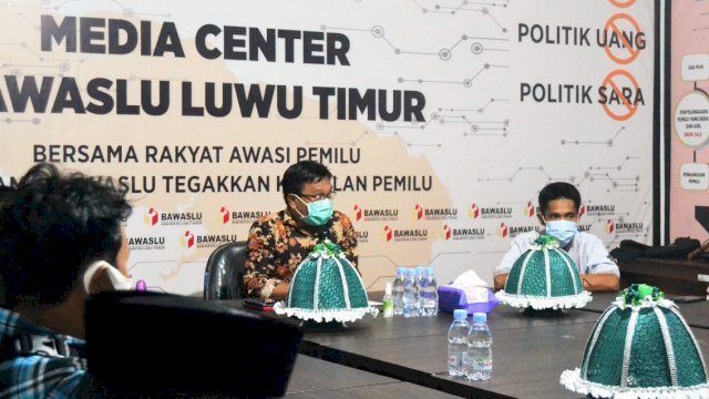 Bawaslu Luwu Timur mengadakan rapat bersama KPU,Polres dan pihak pelapor, di Kantor Bawaslu Luwu Timur, Jumat (23/10/2020).