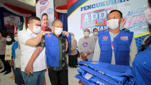 Erwin Aksa Lantik 38 Relawan Baru Pemenangan Appi-Rahman