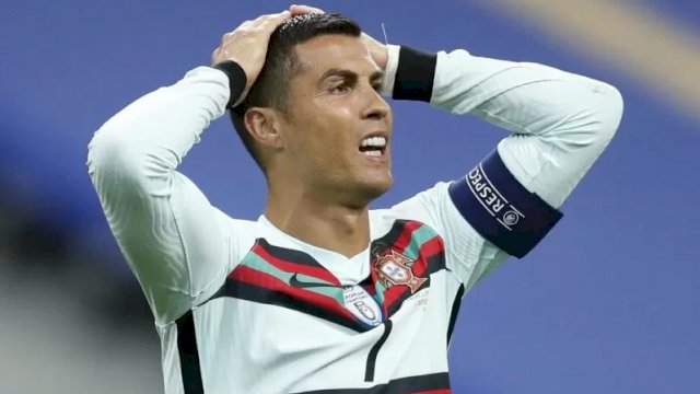 Ekspresi Cristiano Ronaldo saat bermain melawan Prancis dalam pertandingan UEFA Nations League pada 11 Oktober 2020.(REUTERS/GONZALO FUENTES)