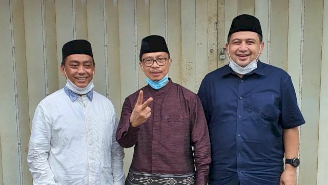 Pasangan Calon Wali Kota dan Wakil Wali Kota Makassar, Munafri Arifuddin-Rahaman Bando (Appi-Rahman) foto bersama Ustadz Shamsi Ali.