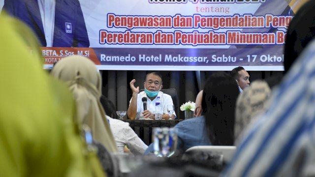 Anggota DPRD Makassar, Zaenal Dg Beta saat sosialisasi perda Nomor 4 Tahun 2014 tentang Pengawasan dan Pengendalian Pengadaan Peredaran dan penjualan Minol, di Hotel Ramedo, Jl Andi Djemma, Sabtu (17/10/2020).