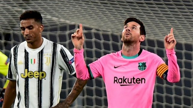 Megabintang Barcelona Lionel Messi (kanan) melakukan selebrasi setelah mencetak gol ke gawang Juventus dari titik penalti dalam laga Group G Liga Champions, di Stadion Allianz, Turin, Italia, Rabu (28/10/2020). Barcelona berhasli menundukkan Juventus 2-0. ANTARA FOTO/Reuters-Massimo Pinca/hp.