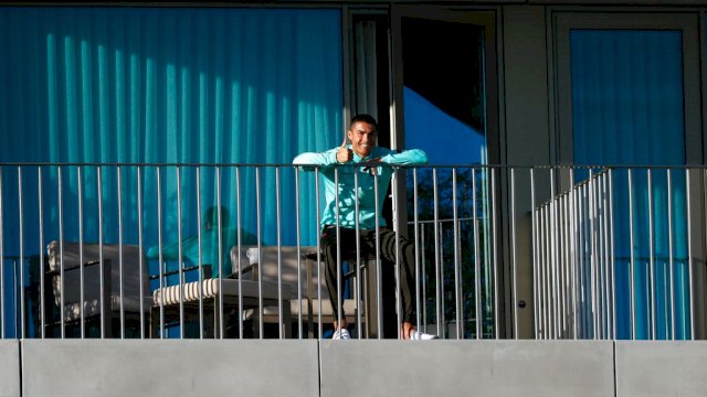 Cristiano Ronaldo saat diisolasi oleh Timnas Portugal begitu kedapatan positif virus Corona (Twitter @selecaoportugal)