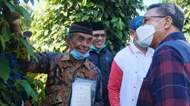 Kunjungi Desa Bantilang, Gubernur Serahkan Bantuan Rp 1 Miliar