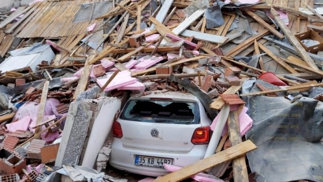 Sebuah bangunan di provinsi pesisir Izmir runtuh akibat gempa yang mengguncang Laut Aegea, Turki, Jumat (30/10/2020). Gempa menewaskan sejumlah orang, termasuk meruntuhkan beberapa bangunan. ANTARA FOTO/REUTERS/Tuncay Dersinlioglu/pras.