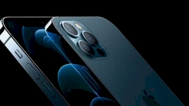 Perbandingan ukuran iPhone 12 mini (kiri) dengan iPhone 8 (kanan) (apple.com)