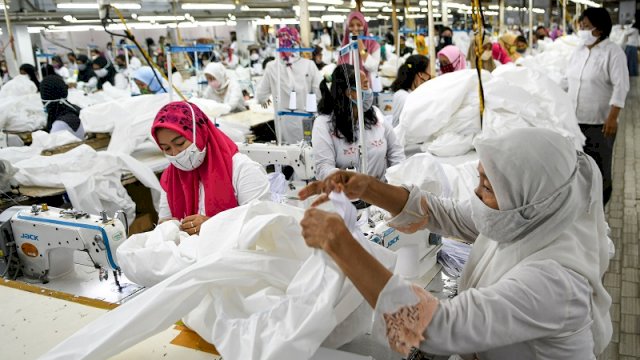 Para perempuan bekerja di sebuah perusahaan. Menurut hasil survei, semasa pandemi COVID-19 sebagian perempuan harus menanggung beban lebih berat akibat penurunan pendapatan dan peningkatan tugas rumah tangga. (int)