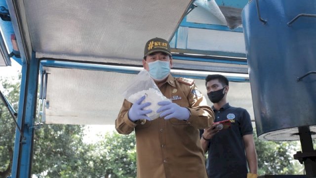 Sekretaris Daerah Provinsi Sulawesi Selatan (Sulsel), Abdul Hayat Gani, menghadiri pemusnahan barang bukti narkotika oleh Polda Sulsel, Senin (26/10/2020). ()