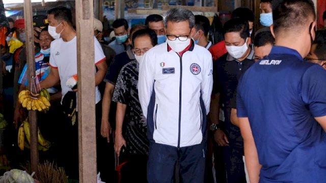 Tinjau Pasar Bonea Selayar, Gubernur Bagikan Masker dan Belanja Ikan Kering
