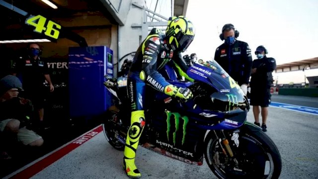 Pebalap tim Monster Energy Yamaha Valentino Rossi jelang kualifikasi Grand Prix Prancis di Le Mans. (10/10/2020) Reuters/Stephane Mahe