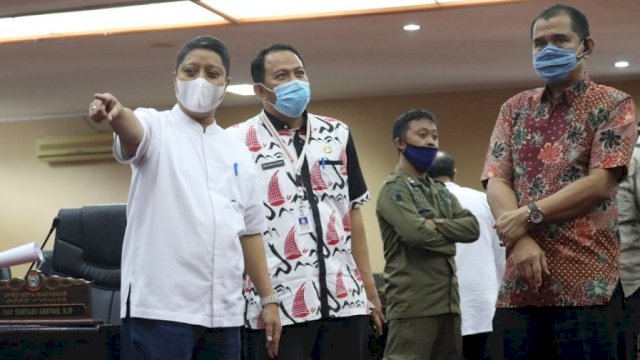 Plt Sekwan, Andi Bukti mengecek persiapan Hut Kota Makassar ke-413, di ruang Paripurna Kantor DPRD Makassar, Jumat (6/11/2020).