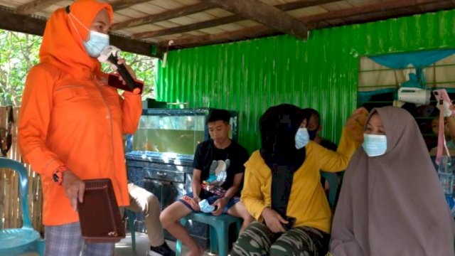  Andi Nirawati melatih emak-emak di Kelurahan Ma'rang, Kecamatan Ma'rang membuat kue bola cokelat.