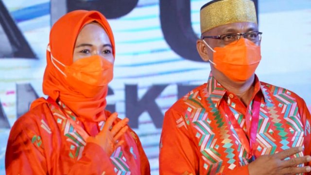 Pasangan Andi Nirawati-Lutfi Hanafi (Anir-Lutfi) mengenakan kostum produk sulsel debat publik Pilkada Pangkep. 