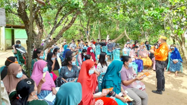 Pasangan Andi Nirawati-Lutfi Hanafi (Anir-Lutfi) jelaskan kegunaan kartu program Anir-Lutfi di hadapan warga Kampung Ujung Pangkep. 