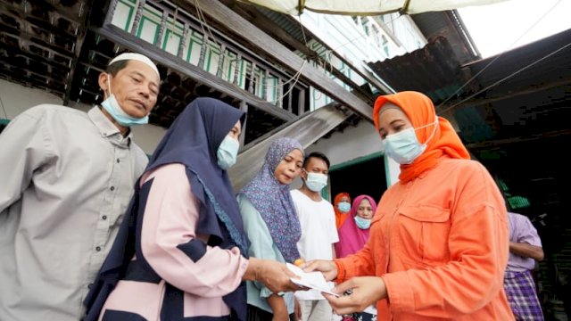 Calon Bupati Pangkep, Andi Nirawati serahkan Kartu Program Prioritas Anir-Lutfi. 
