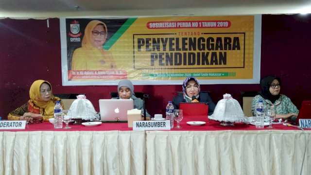 Anggota DPRD Makassar, Apiaty Amin Syam sosialisasikan Perda Penyelenggaraan Pendidikan, di Aerotel Smile, Salasa (24/11/2020).