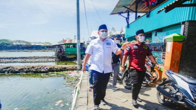 Anggota DPRD Makassar, Rachmat Taqwa Quraisy dampingi Munafri Arifuddin (Appi) blusukan. 