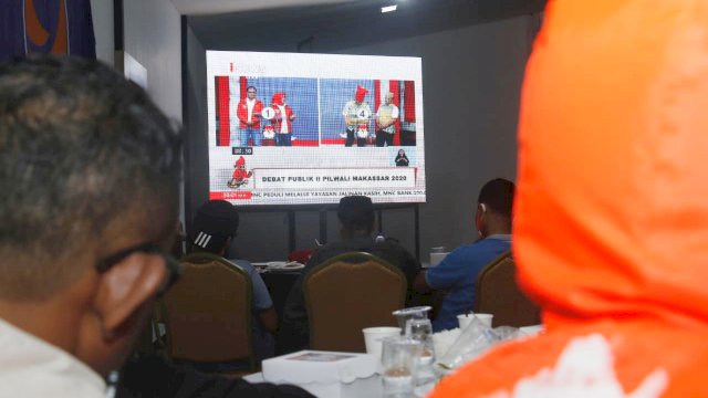 Relawan dan Simpatisan Danny-Fatma nonton live debat kandidat kedua Pilwali Makassar. 