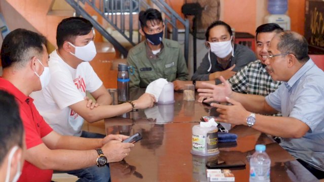 Mantan Wali Kota Makassar, Ilham Arief Sirajuddin ngopi bareng calon Bupati Gowa, Adnan Purichta Ichsan. 