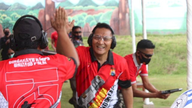 Kepala Biro Operasi (Karo Ops) Polda Sulsel, Kombes Pol Drs Adeni Muhan Daeng Pabali MM MBA, menyabet juara I perlombaan menembak dalam rangka memperingati Hari Ulang Tahun (HUT) Korps Brimob Polri ke-75.