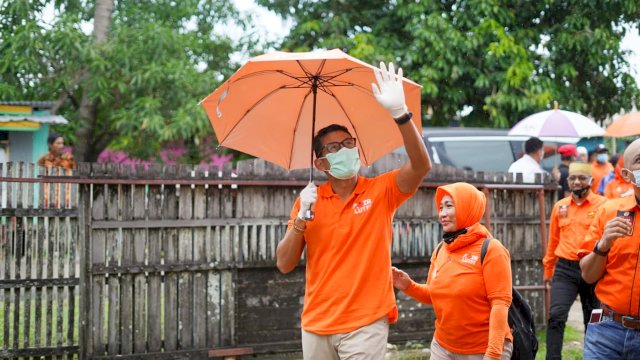 Politikus Partai Gerindra, Sandiaga Salahuddin Uno menyapa warga pangkep saat hadiri kampanye dialogis pasangan Anir-Lutfi. 