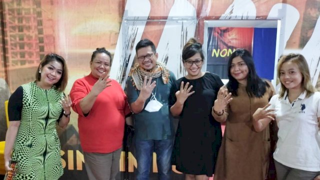 Penyanyi Dangdut asal Selayar, Aty Kodong berkunjung ke rumah pemenangan Irman-Zunnun. 