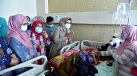 Kunjungi Gadis Pengidap Tumor Ganas, Lies Beri Semangat: Rajin Makan Ya Nak…