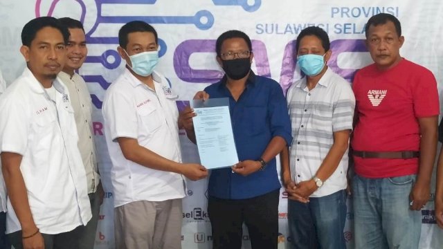 Ketua SMSI Sulsel, Rasyid Alfarizi menyerahkan secara langsung dua surat ketetapan (SK) pengurus daerah yakni Kabupaten Pinrang dan Soppeng.