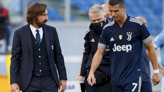 Pemain Juventus Cristiano Ronaldo berjalan di samping pelatih Andrea Pirlo ketika dirinya diganti karena cedera saat laga Liga Italia melawan Lazio di Stadio Olimpico, Roma, Italia, Minggu (8/11/2020). ANTARA FOTO/ REUTERS/Alberto Lingria/aww.