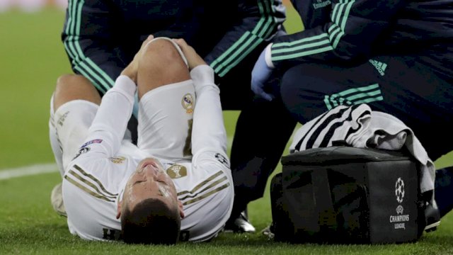 Eden Hazard mengalami cedera di laga Real Madrid vs PSG pada matchday kelima Liga Champions, Rabu (27/11/2019) di Santiago Bernabeu. (AP Photo)