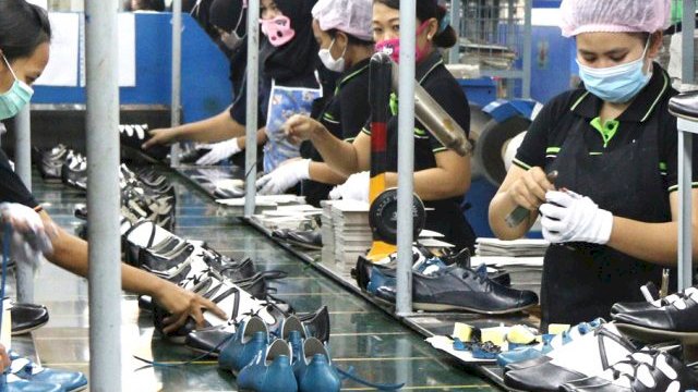 Pekerja menyelesaikan pembuatan sepatu di salah satu industri sepatu. (int)