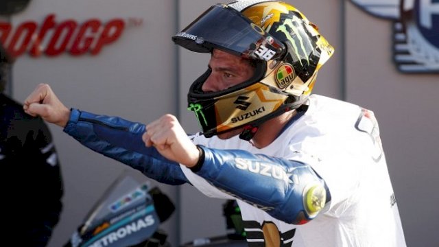 Pembalap Suzuki Ecstar Joan Mir meluapkan kegembiraannya seusai memastikan dirinya menjadi juara dunia MotoGP 2020 setelah balapan Valencia Grand Prix di Sirkuit Ricardo Tormo, Valencia, Spanyol, Minggu (15/11/2020). ANTARA FOTO/REUTERS/Albert Gea/aww.