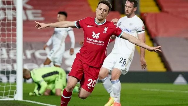 Penyerang Liverpool Diogo Jota melakukan selebrasi saat menjebol gawang Leicester City dalam lanjutan Liga Inggris di Stadion Anfield, Liverpool, Inggris, Minggu (22/11/2020). (ANTARA/REUTERS/POOL/Jon Super)