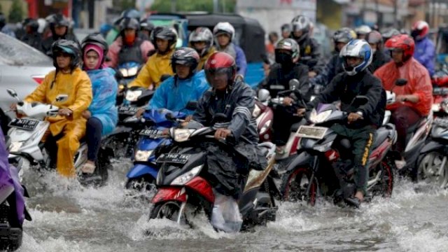 ilustrasi: berkendara saat hujan. (int)