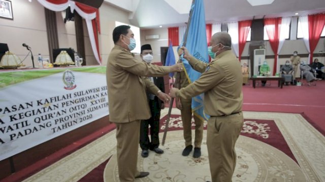 Sekprov Sulsel Abdul Hayat saat melepas 68 kafilah Sulsel yang akan bertanding di ajang Musabaqah Tilawatil Qur'an (MTQ) XXVIII Tingkat Nasional di Kota Padang, Sumatera Barat. Pelepasan dilakukan di Ruang Pola Kantor Gubernur, Selasa (10/11/2020). ()