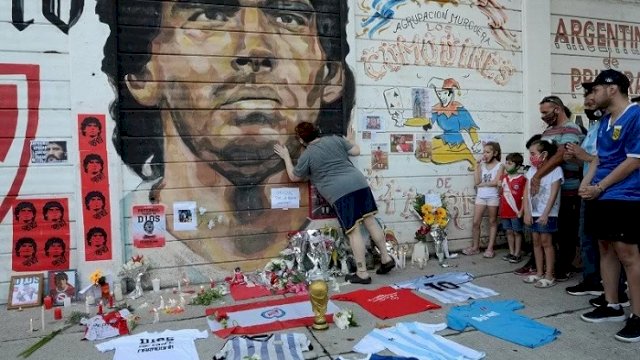 Sejumlah penggemar berkumpul di luar Stadion Diego Armando Maradona, Buenos Aires, Argentina, selepas kabar meninggalnya legenda sepak bola Diego Maradona pada Rabu (25/11/2020). (ANTARA/REUTERS/Magali Druscovich)