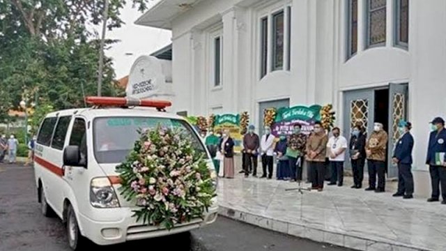 Prosesi penghormatan jenazah dr Putri Wulan Sukmawati di Fakultas Kedokteran Universitas Airlangga Surabaya, Senin (6/7/2020). - Antara