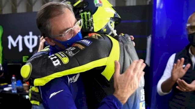 Valentino Rossi berpelukan dengan managing director Yamaha Motor Racing Lin Jarvis setelah mengakhir 15 tahun kemitraannya dengan tim pabrikan Yamaha di balapan penutup MotoGP 2020, Grand Prix Portugal, Sirkuit Algarve. (22/11/2020) (ANTARA/HO-Yamaha Motor Racing Srl)