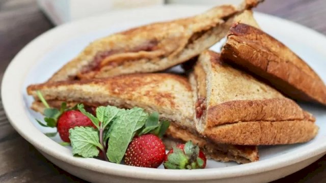 Roti selai kacang dan stroberi ala Chef Devina Hermawan (HO/Greenfields)