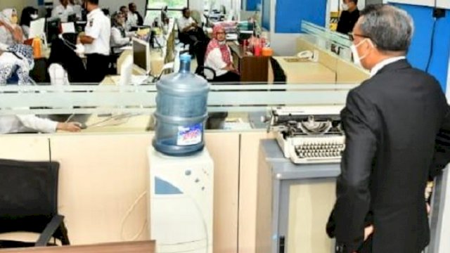 Gubernur Sulsel Nurdin Abdullah melakukan sidak ke Kantor DPM PTSP Sulsel, Rabu (11/11/2020). ()