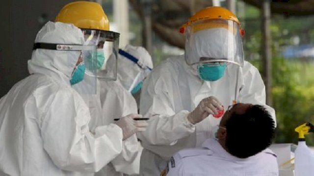 Ilustrasi: Petugas melakukan test swab. (int)