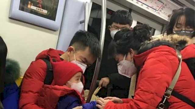 Ilustrasi - Keluarga pemudik Tahun Baru Imlek di China mengenakan masker di dalam subway Line 2 menuju Stasiun Beijing pada 22 Januari 2020 saat COVID-19 mulai melanda. ANTARA/M. Irfan Ilmie